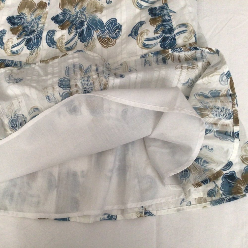 axcess A Liz Claiborne Company - White cotton skirt with blue & tan flowers - Picture 4 of 6